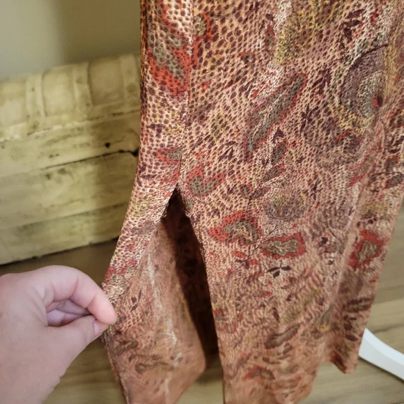 Chic Paisley Maxi Dress with Gold Accents - Picture 7 of 11